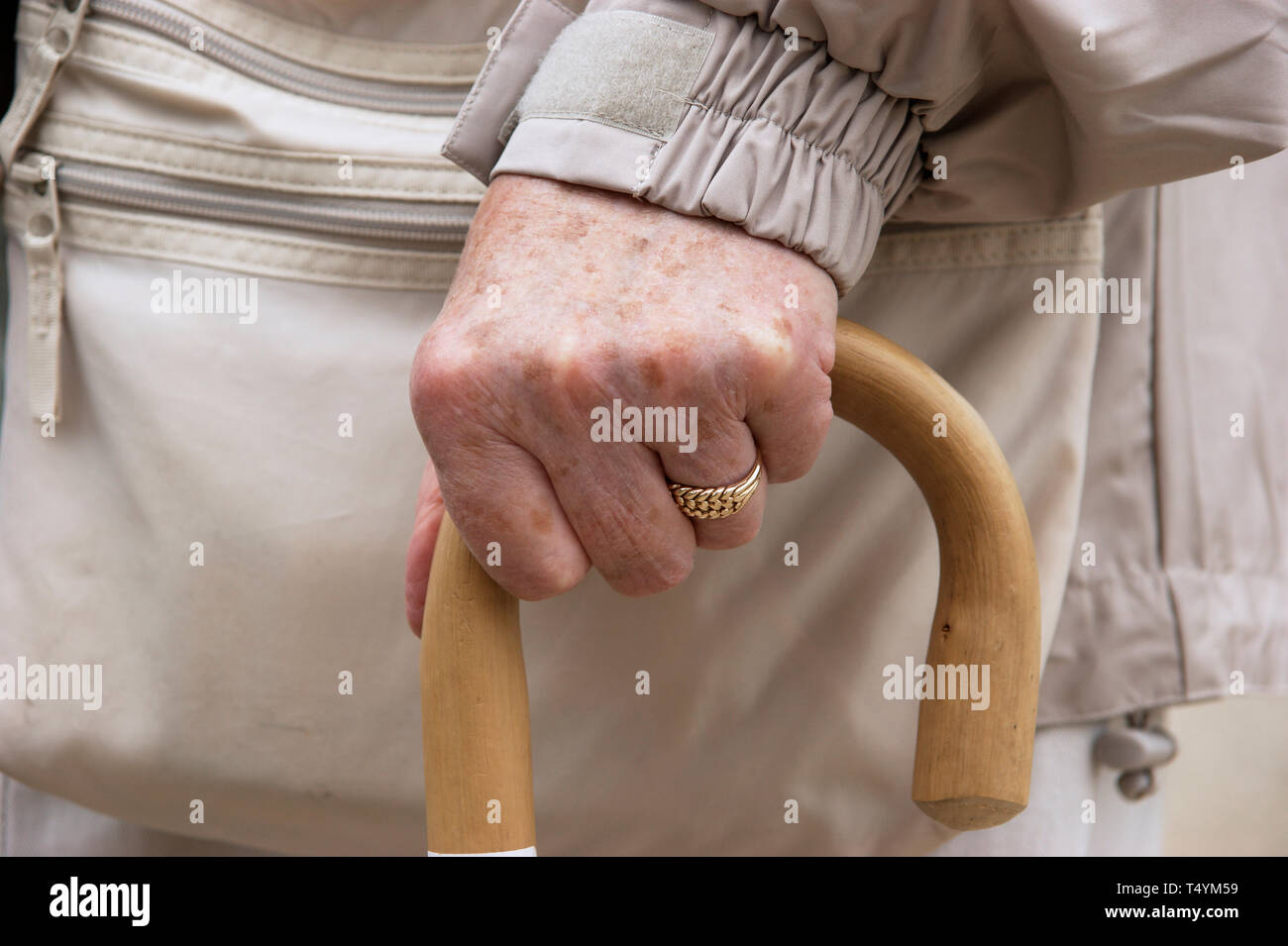 Ältere Frau mit einem Spazierstock mit Mobilität zu unterstützen Stockfoto