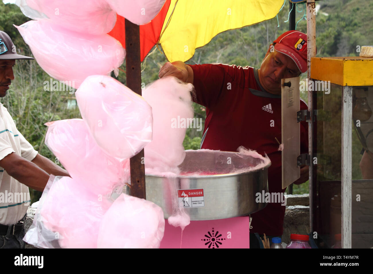 Cacute, Venezuela - 28. Mai 2017: Anbieter Vorbereitung Kandiszucker. Stockfoto