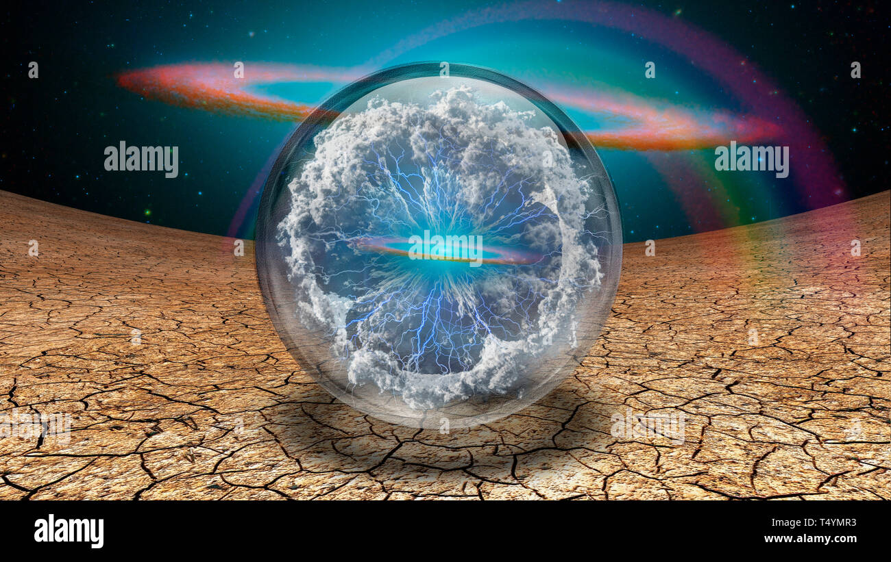 Splash von Wolken und Blitze in Crystal Ball, Galaxy-Datenträger auf einem Hintergrund. Stockfoto