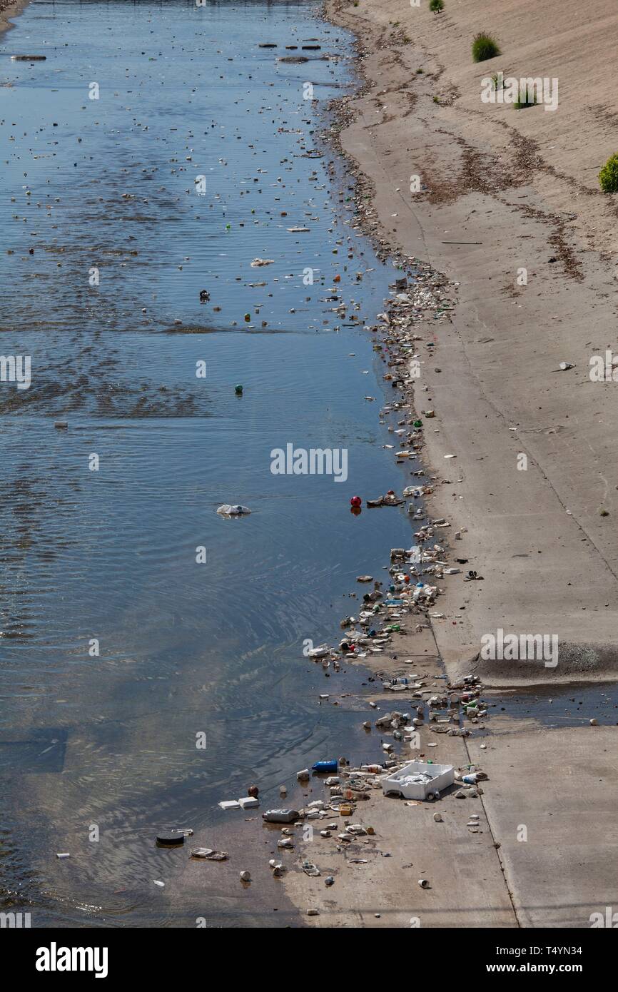 Müll und Kunststoff im ballona Creek Stockfoto