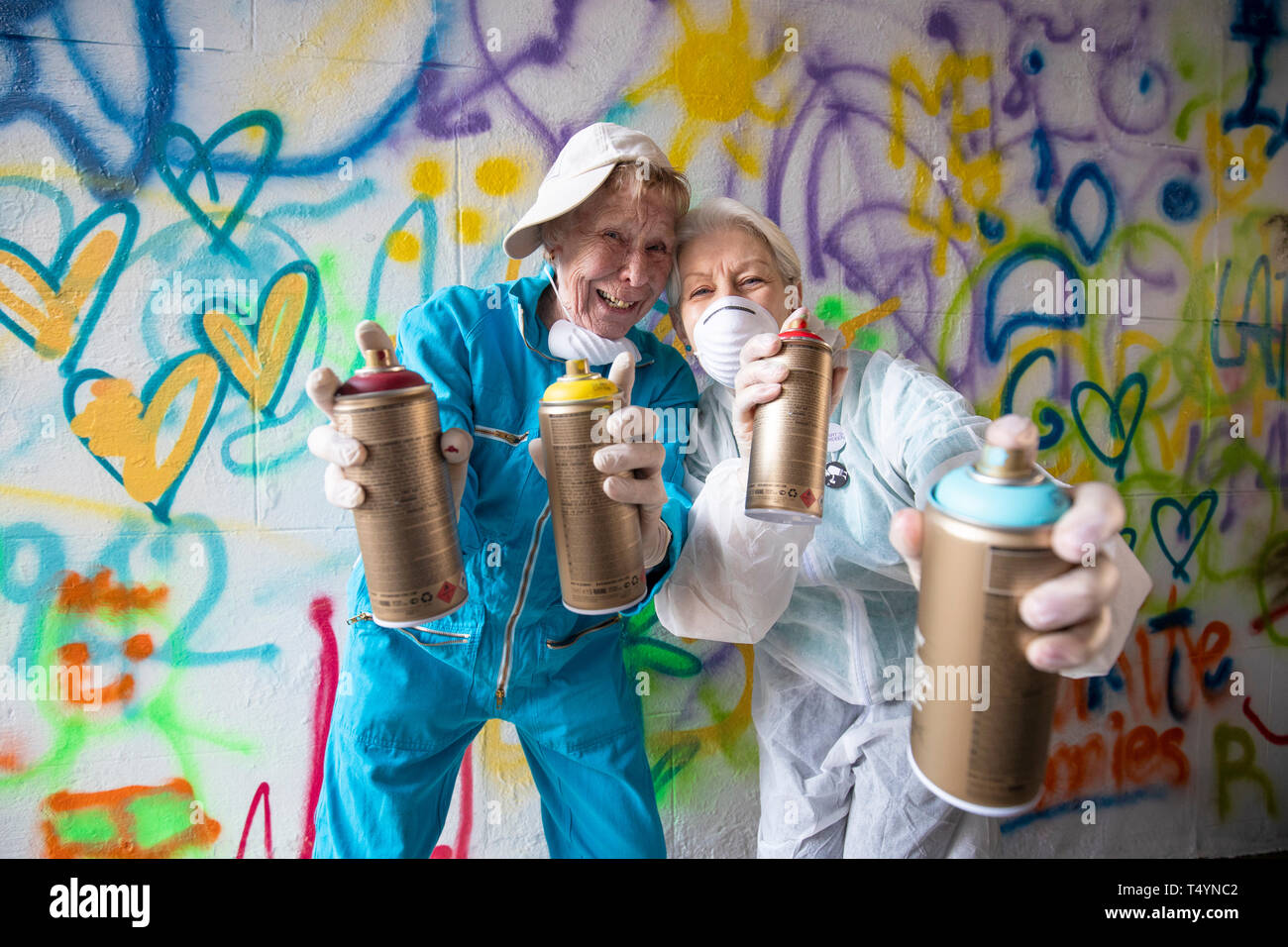 Rosemary Murray, 77, (links) und Maggie Schäfer, 65, einige der 'Graffiti Omas, die Teil in einer über 65-jährigen Straße nahm - Kunst Workshop auf der diesjährigen Nuart Aberdeen Festival. Stockfoto