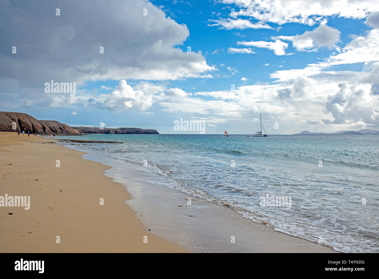 Anzeigen von Mujeres Strand auf der Insel Lanzarote, ein Segelboot und eine Windsurf im Hintergrund Stockfoto