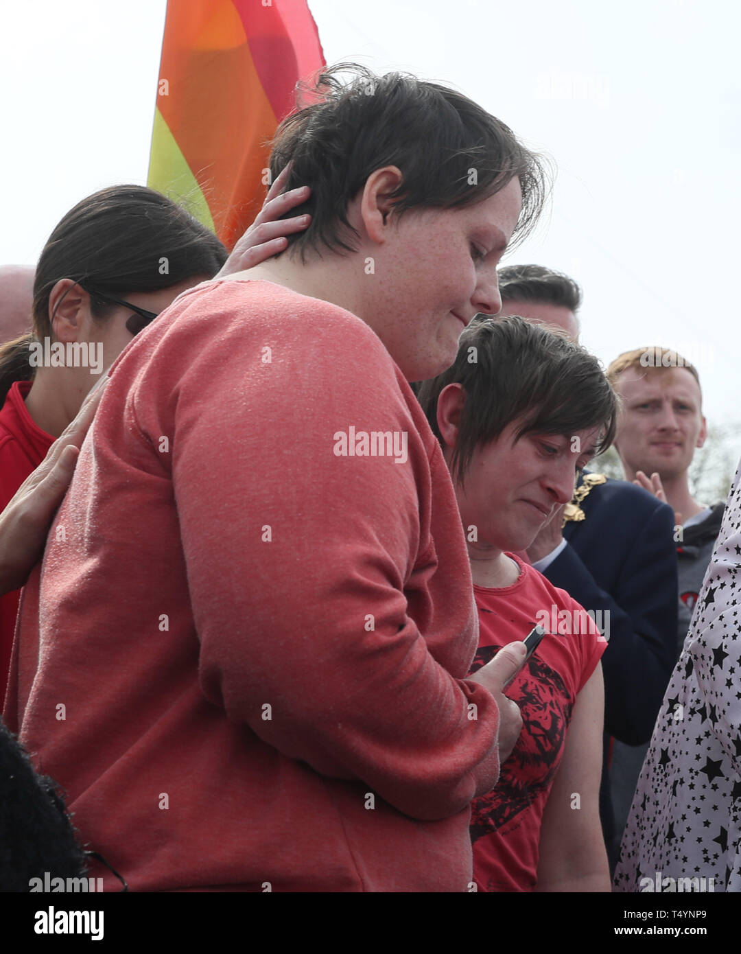 Sara Canning (links), der Partner der 29-jährige Journalist Lyra McKee bei einer Kundgebung in Londonderry, Nordirland, nach ihrem Tod letzte Nacht nach Gewehren abgefeuert wurden und Benzinbomben wurden in, was Polizei geworfen werden, die Behandlung als "Terroranschlag". Stockfoto