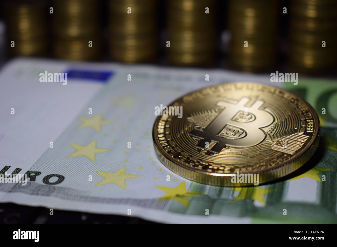 Münze physikalischen golden Bitcoin BTC auf grüne Banknote, Hintergrund aus goldenen Münzen. Auf der Rechtenseite des das Bild umrahmt. Stockfoto