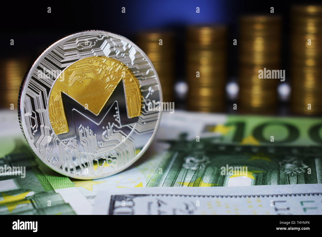 Münze physikalischen Monero XMR auf grüne Banknote, Hintergrund aus goldenen Münzen. Das Konzept der cryptocurrency. Stockfoto