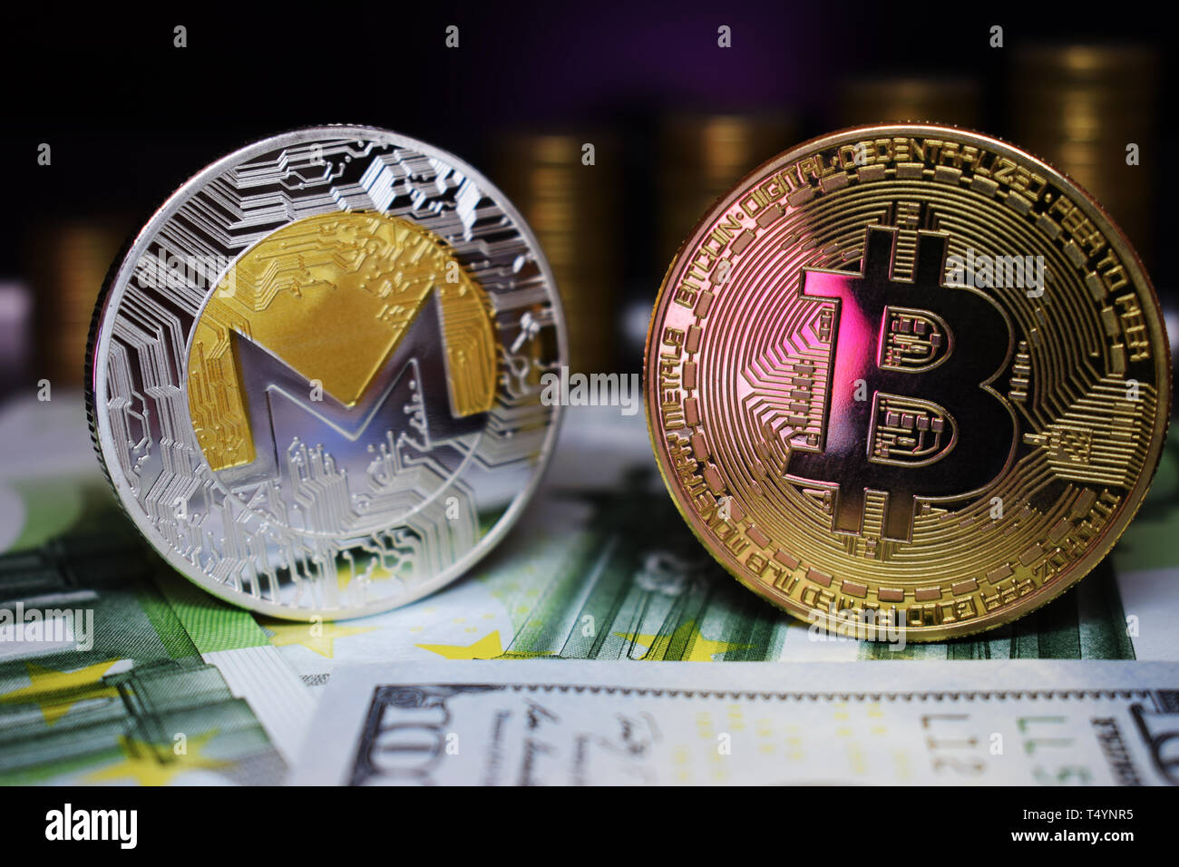 Golden Bitcoin BTC und Monero XRM Münze auf Hintergrund wachsenden Geld Treppen. Virtuelles Geld auf Dollar und Euro-Banknoten. Stockfoto