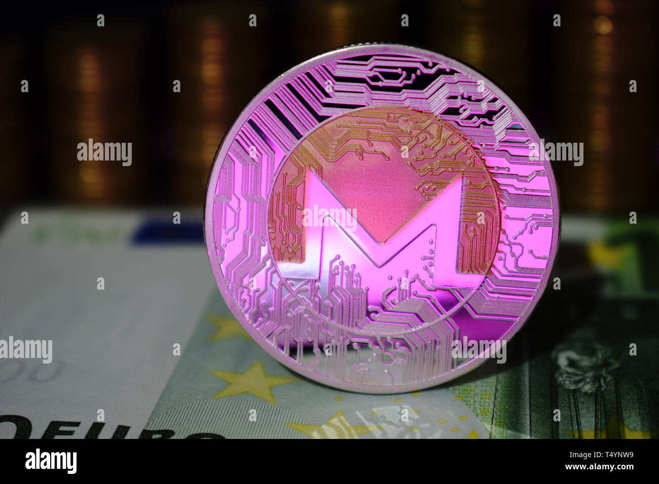 Münze physikalischen Monero XMR mit einem rosa Farbton. Das Konzept der cryptocurrency. Stockfoto