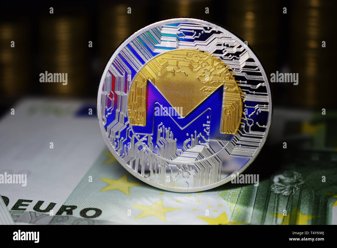 Münze physikalischen Monero XMR mit einem blauen Farbton. Konzept der cryptocurrency. Stockfoto