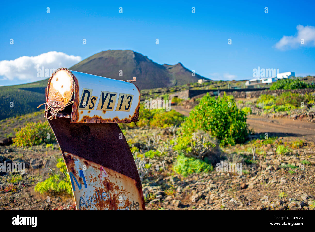 Alte und rostige aufgegeben Mailbox in die Landschaft auf der Insel Lanzarote, Spanien Stockfoto