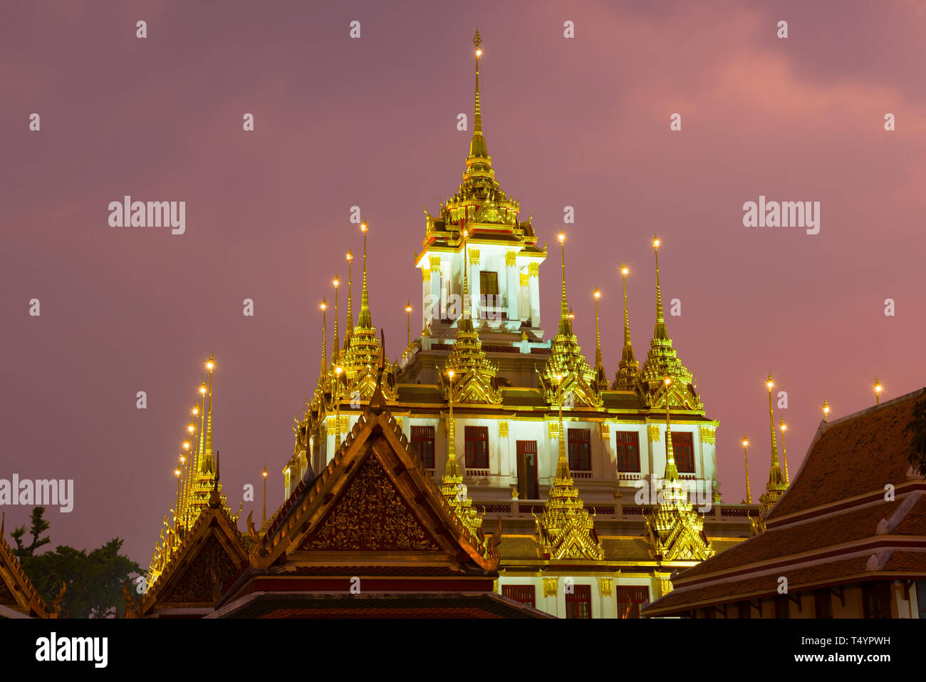 Die Oberseite des Chedi Loha Prasat in der Nacht beleuchtung. Buddhistische Tempel Wat Ratchanatdaram Woravihara, Bangkok Stockfoto