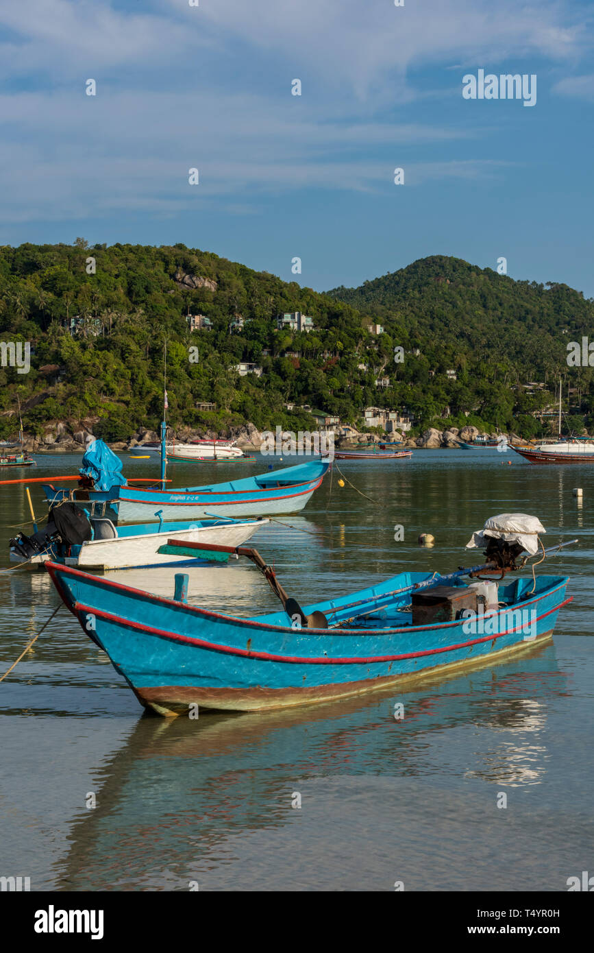 Traditionelle longtail Angeln Boote am Strand von Koh Phangan, Thailand Stockfoto