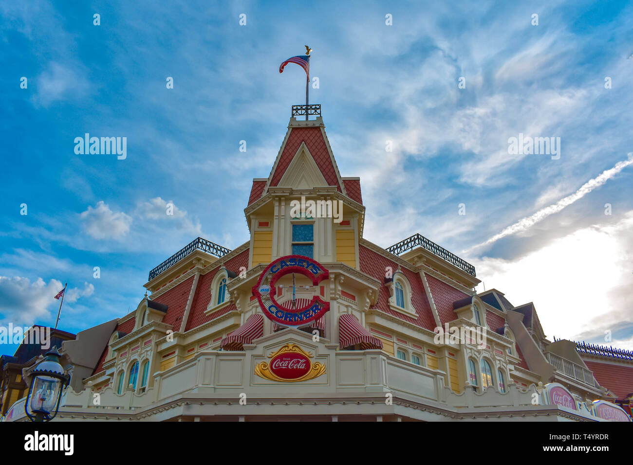 Orlando, Florida. März 19, 2019. Panoramablick auf Frontierland und Cinderella's Castle in Magic Kingdom in Walt Disney World (3) Stockfoto