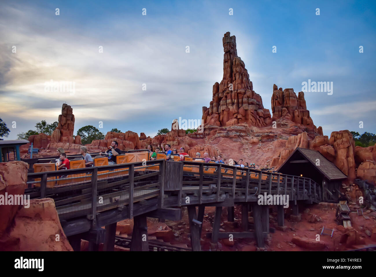 Orlando, Florida. März 19, 2019. Leute genießen Big Thunder Mountain Raildroad in Magic Kingdom in Walt Disney World (2) Stockfoto