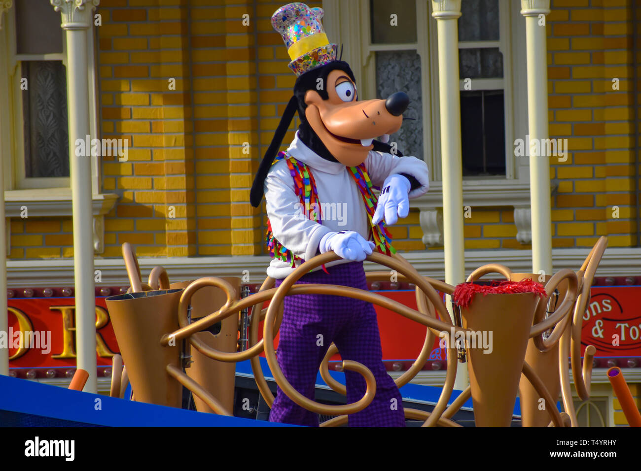 Orlando, Florida. März 19, 2019. Goofy in Mickey und Minnie Überraschung Feier Parade bei Walt Disney World (2) Stockfoto