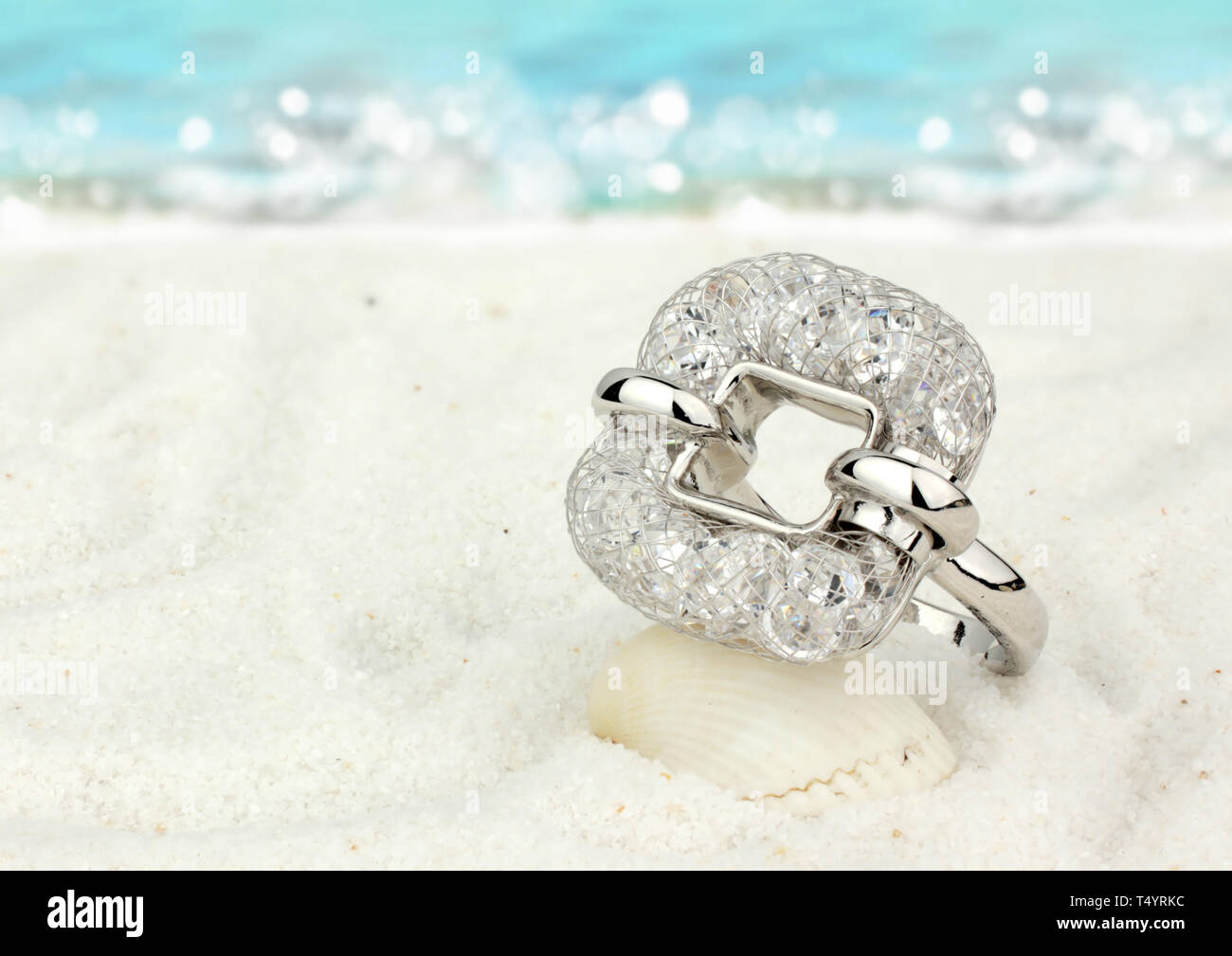 Schmuck Ring auf Sand Strand als Hintergrund Stockfoto