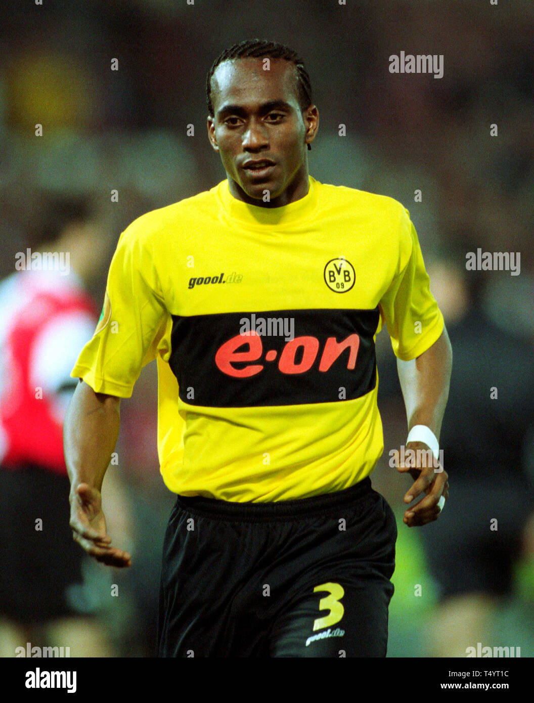 De Kuip Rotterdam Niederlande 8.5.02, Fußball: UEFA Cup Finale, Feyenoord Rotterdam (rot) vs Borussia Dortmund (Gelb) 3:2 - - - EVANILSON (BVB) Stockfoto