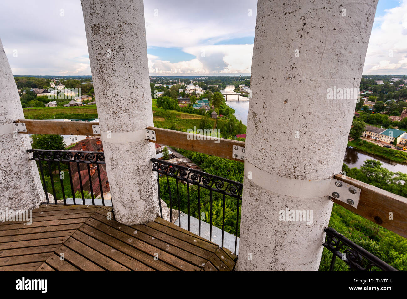 Blick vom Glockenturm des Borisoglebsky Kloster in Torschok, Russland Stockfoto