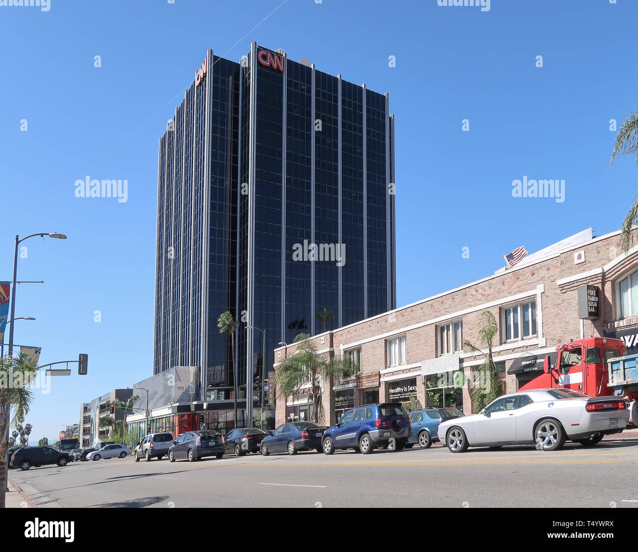 Los Angeles, Kalifornien, USA 2017-03-31: Low Angle View von CNN Bürogebäude am Sunset Boulevard in Hollywood gegen den blauen Himmel Stockfoto