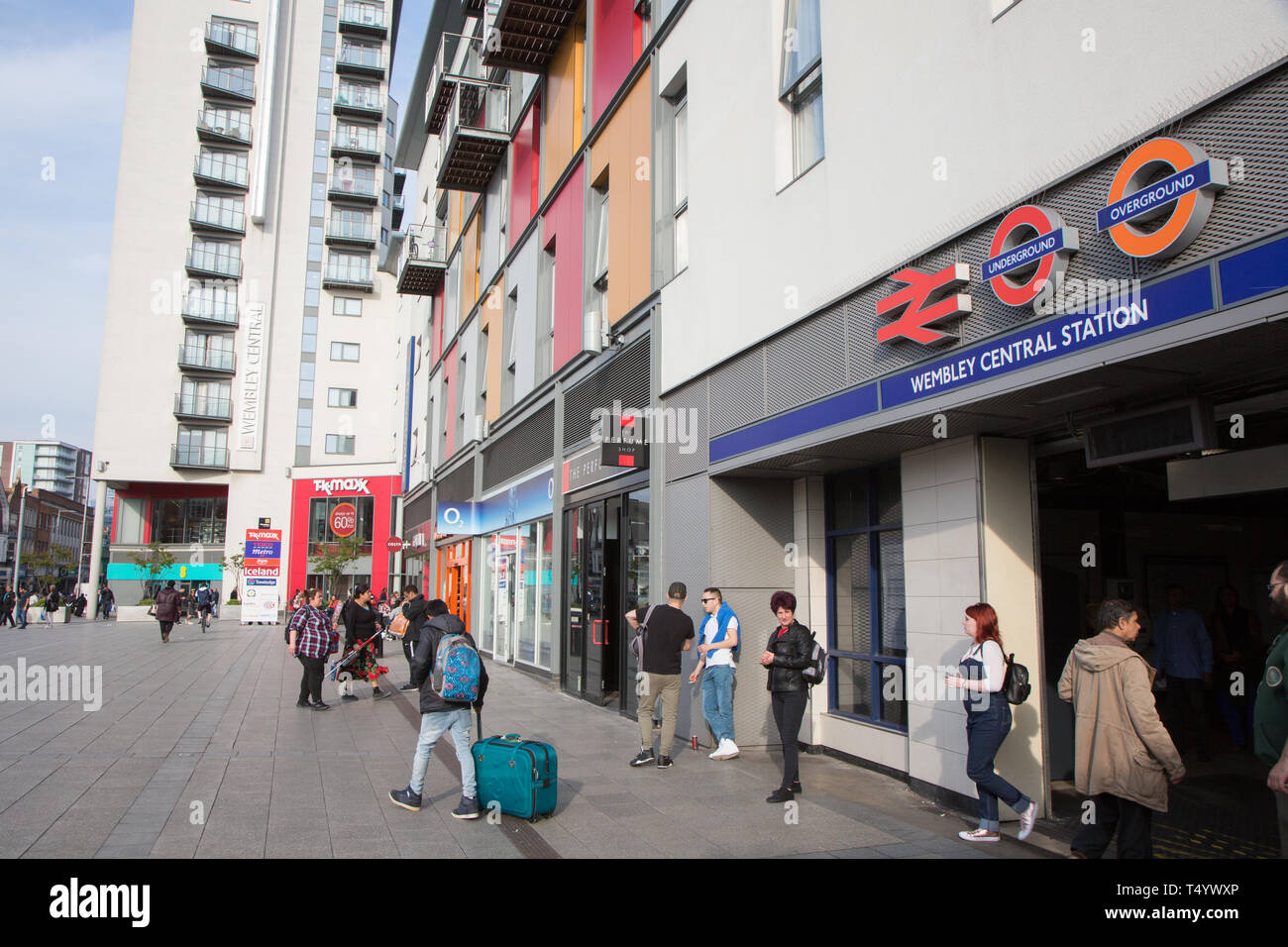 Wembley Central Station Eingang auf High Road, Wembley mit Fußgängern beschäftigt. Stockfoto