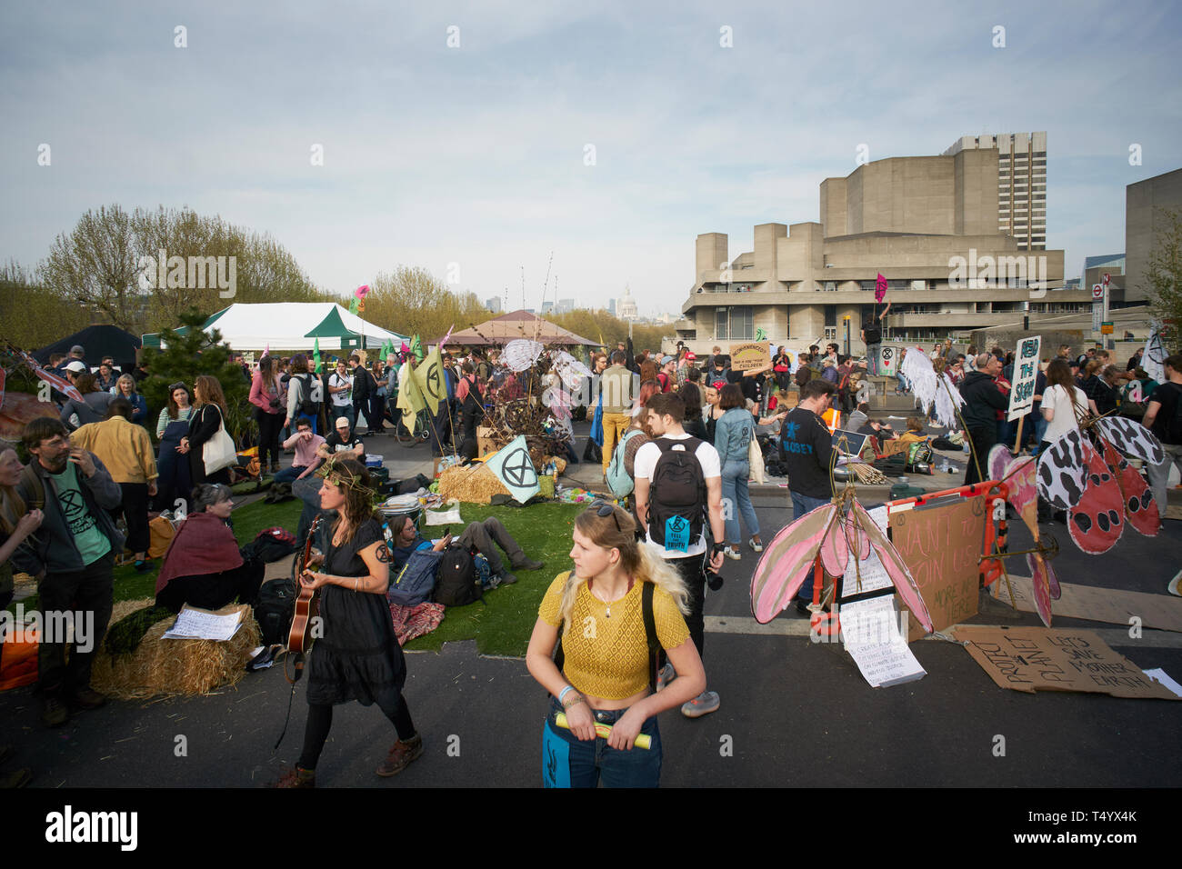 Das Aussterben Rebellion Besetzung der Waterloo Bridge in London, Großbritannien, am 18. April 2019. Stockfoto