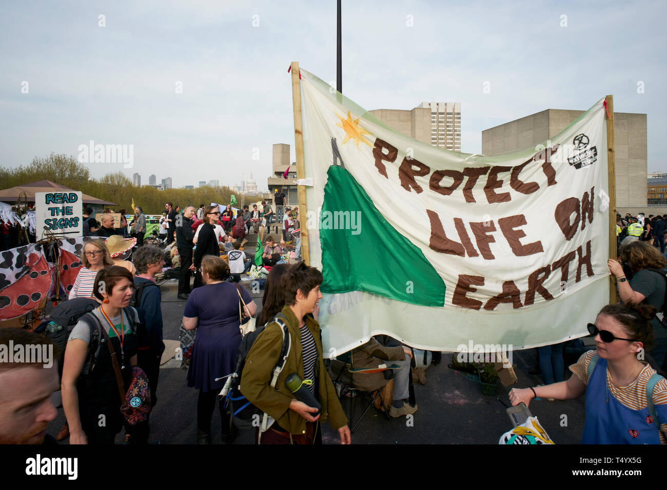 Das Aussterben Rebellion Besetzung der Waterloo Bridge in London, Großbritannien, am 18. April 2019. Stockfoto