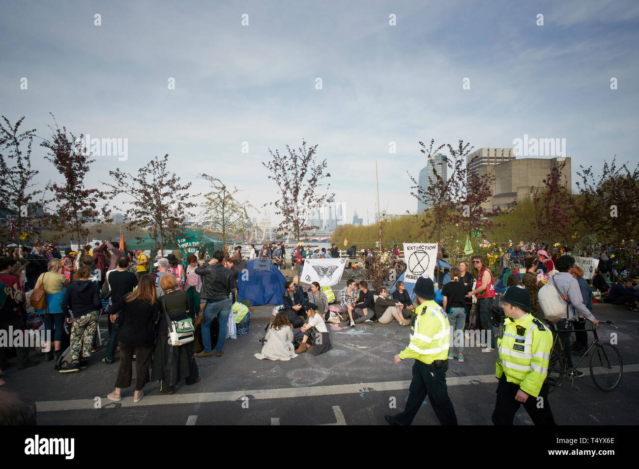 Das Aussterben Rebellion Besetzung der Waterloo Bridge in London, Großbritannien, am 18. April 2019. Stockfoto