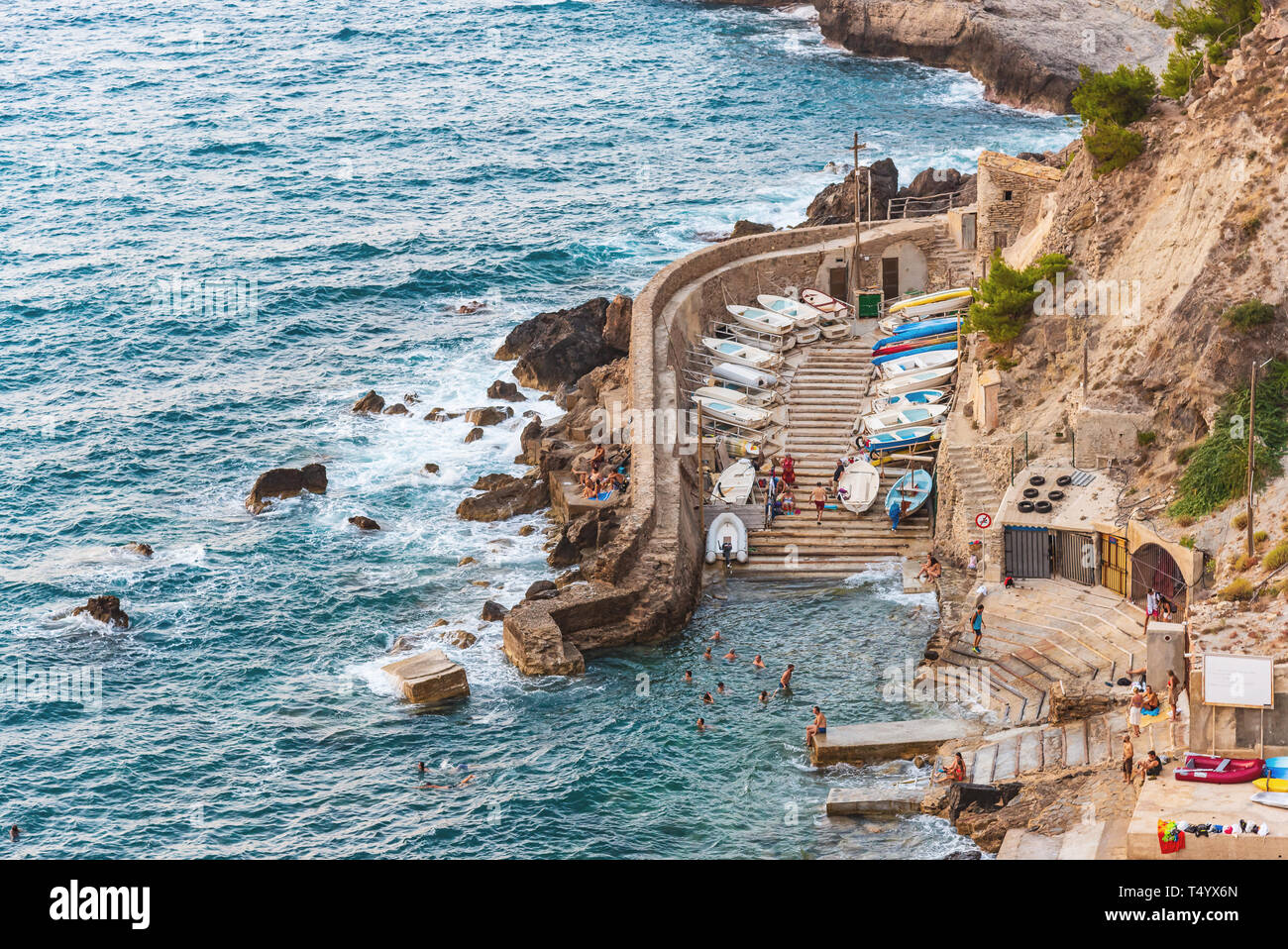 Banyalbufar, Mallorca, Balearen, Spanien 08-10-2018: Menschen schwimmen im  Mittelmeer in der Nähe von kleinen Hafen mit angelegten Boote  Stockfotografie - Alamy