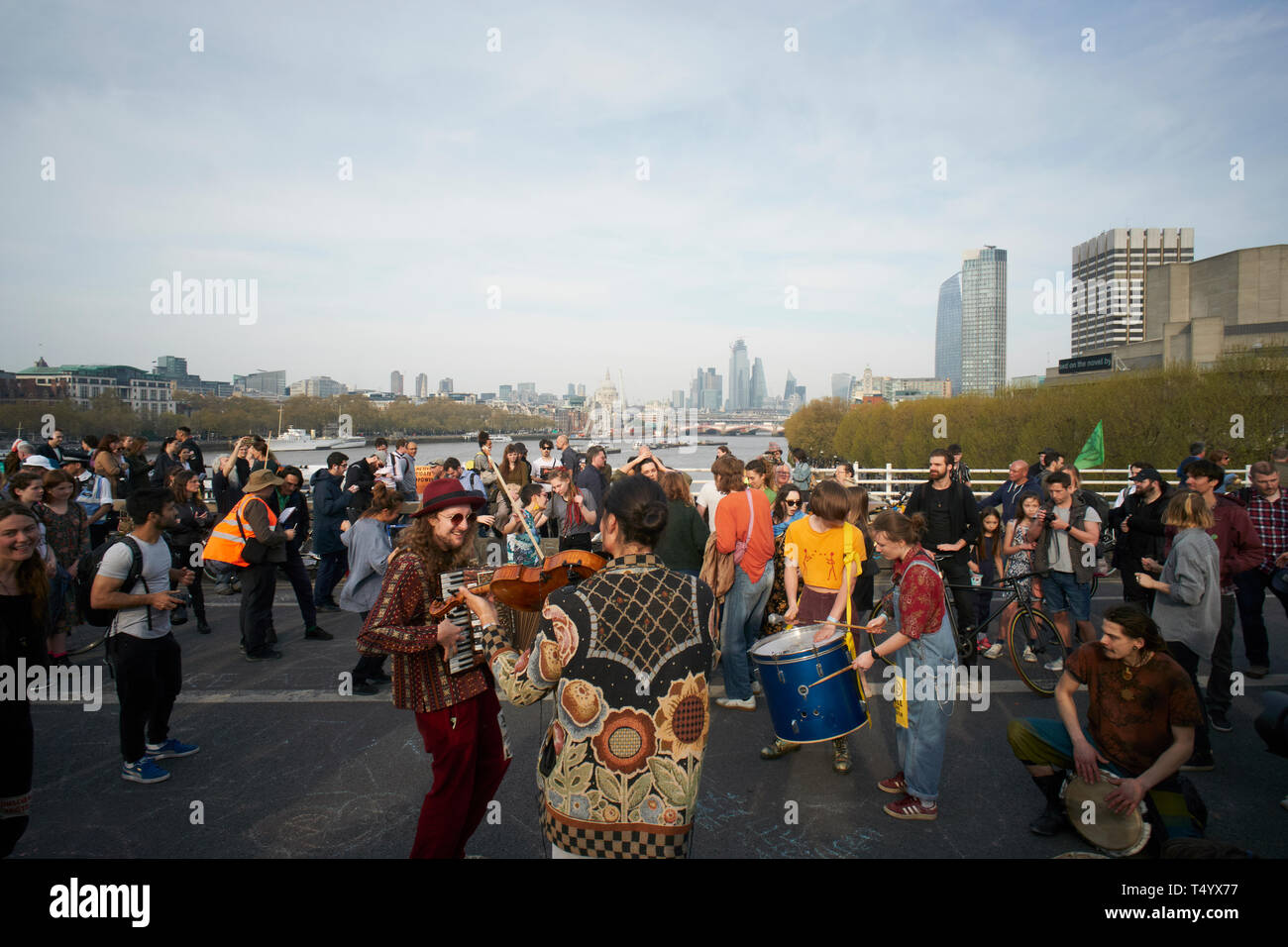 Das Aussterben Rebellion Besetzung der Waterloo Bridge in London, Großbritannien, am 18. April 2019. Stockfoto