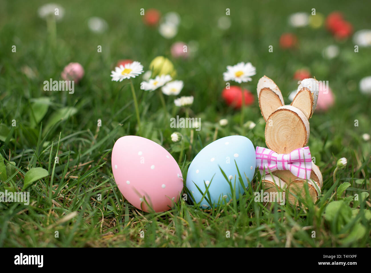 Ostern Jagd - Blau und Rosa Eier und Holz- Bunny in einem Gras Stockfoto