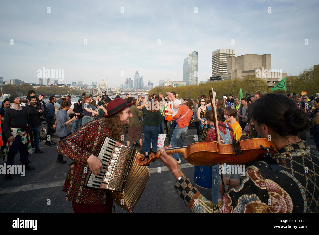 Das Aussterben Rebellion Besetzung der Waterloo Bridge in London, Großbritannien, am 18. April 2019. Stockfoto