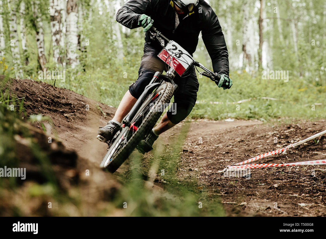 Mountainbike Downhill Race track Wettbewerb im Wald Stockfoto