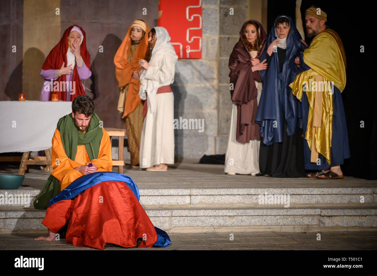 Brunete, Spanien - 11 April, 2019: beliebte Spiel der Passion Christi in der Plaza Mayor der Stadt. Jesus wäscht und küsse die Füße von Judas. Stockfoto