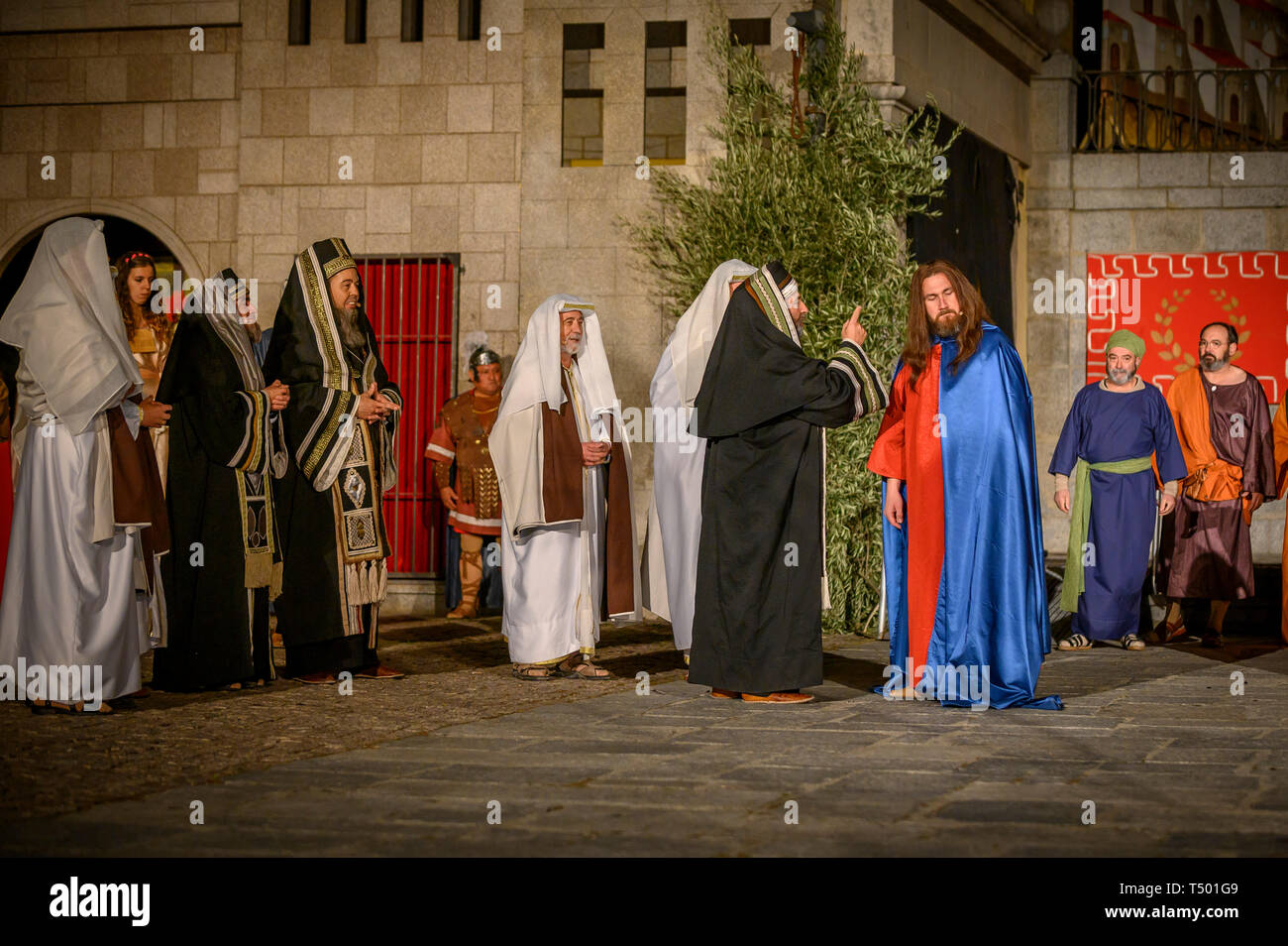 Brunete, Spanien - 11 April, 2019: beliebte Spiel der Passion Christi in der Plaza Mayor der Stadt. Jesus wirft die Juden für die Umwandlung von Stockfoto