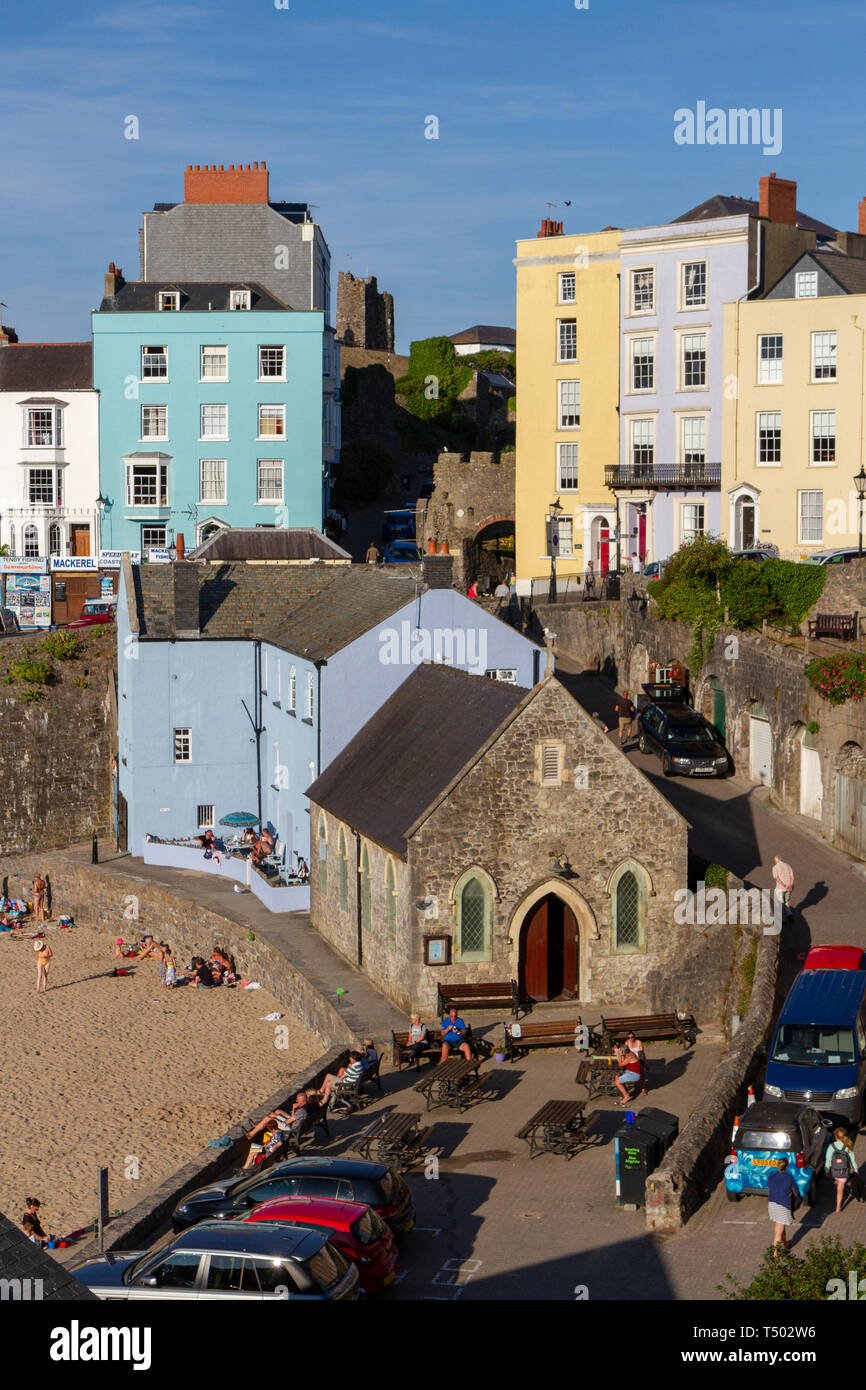 Die bunten Häuser mit Blick auf den hübschen Hafen von Tenby, Dyfed, Wales. Stockfoto