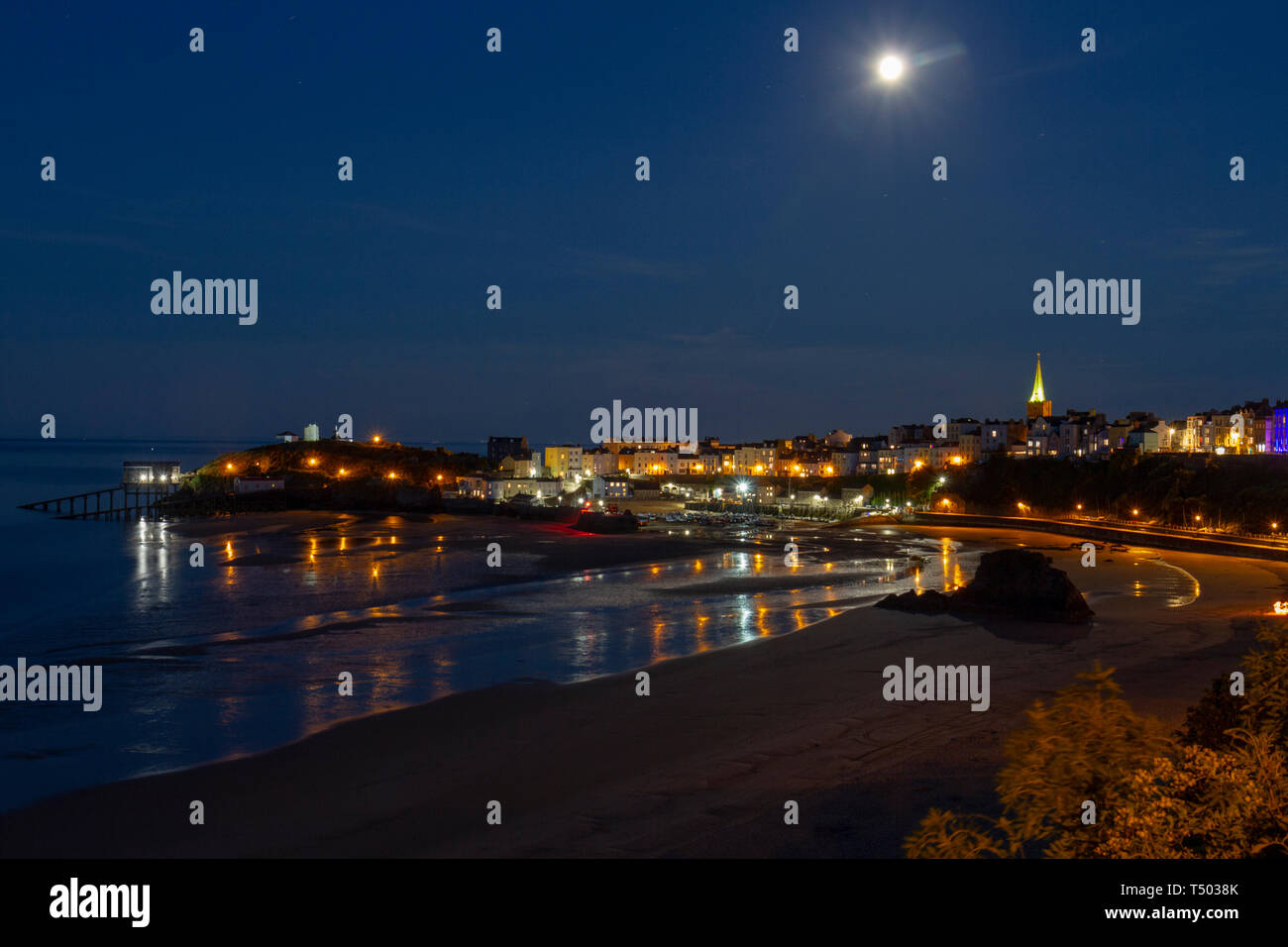 Nacht auf den hübschen Hafenstädtchen Tenby, Dyfed, Wales. Stockfoto