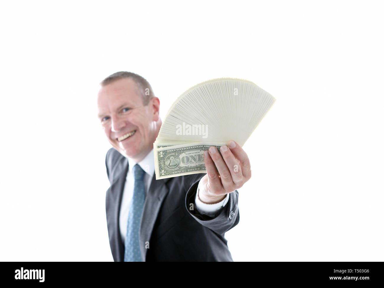 Glücklich im mittleren Alter Mann mit Bargeld in der Hand Stockfoto