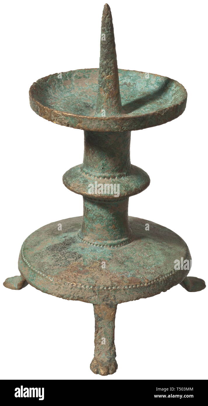 Eine Lower-Rhenish romanische Bronze kerzenständer, 13. In einem Stück mit grünliche Patina. Fein Stammzellen segmentiert durch Balustraden mit leicht gewölbter Basis ruht auf drei Kralle Füße eingeprägt. Den Dreschkorb Auffangschale mit einem robusten Spike. Die Oberfläche teilweise etwas korrodiert. Höhe 16,5 cm. historischen, geschichtlichen, Kunsthandwerk, Handwerk, Handwerk, Objekt, Objekte, Stills, Clipping, Clippings, Ausschneiden, Ausschneiden, Ausschnitten, Mittelalter, Additional-Rights - Clearance-Info - Not-Available Stockfoto