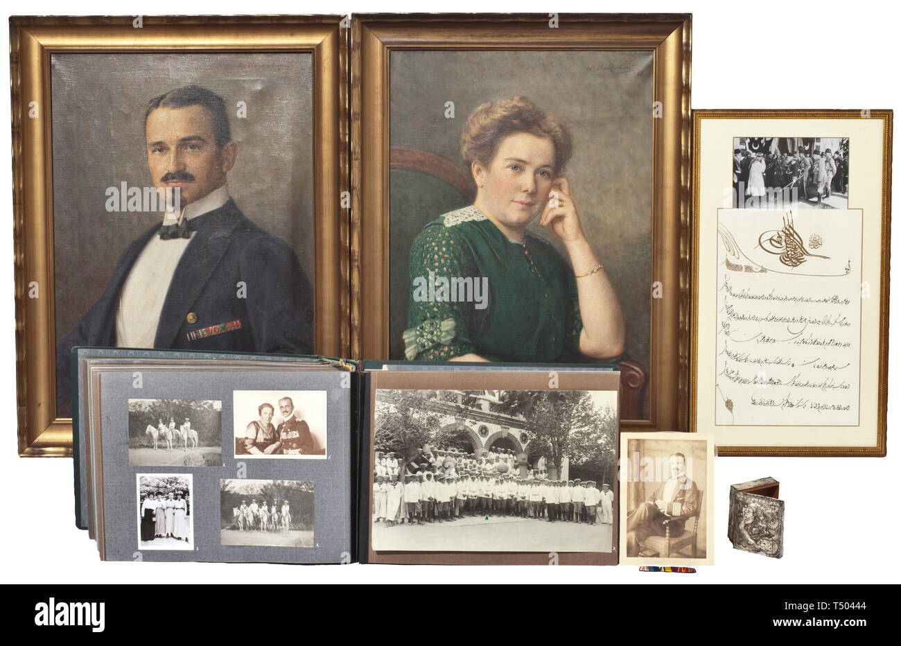 Task Force der Türkei/China - Offizier Friedrich Richter (1873 - 1922). Großformat-Foto Album mit mehr als 300 Bilder in verschiedenen Größen, in Schuber. Das Album teilweise beschriftet, in seinen Dienst in China 1910 eingeweiht - 13. Porträts mit Medaillen (PLM v. Usedom, Prinz Waldemar von Preußen Empfänger), Kasernen und Radio Station, Gebäude, Parade der Meer Bataillon, Tagungen und Bälle. F. Richters award Dokument für die Reihenfolge der Osmanje 2. Klasse in der modernen Rahmen. Bereich Aufträge Verschluss mit neun Bänder, mit Foto. Versilberte Zigarre Fall Decora, Additional-Rights - Clearance-Info - Not-Available Stockfoto