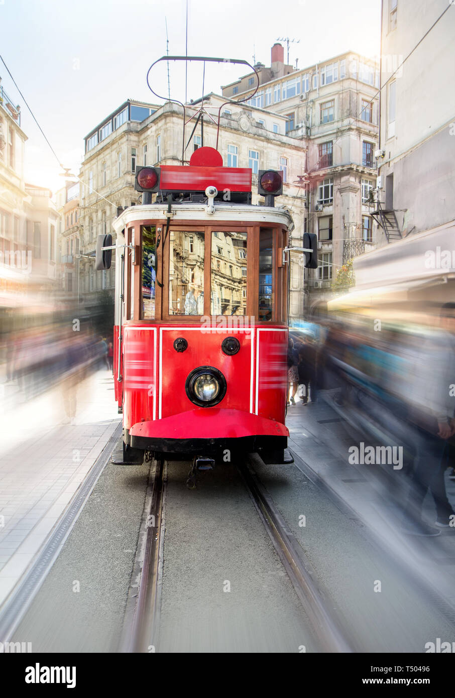 Retro Straßenbahn auf Taksim Istiklal Straße in Istanbul in der Türkei in einem Sommertag Stockfoto