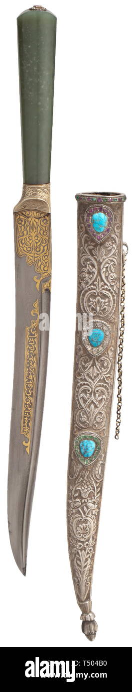 Die Osmanische Gold - mit Intarsien und Diamant-set Kard, 19. Leicht gebogene Klinge fullered wootz Damaskus auf der Rückseite auf beiden Seiten die Basis mit floral Gold Inlays und kalligrafische Kartusche auf der Vorderseite. Silber griff Ferrule, konische Jade Griff, der Knauf mit silber-set Diamanten und einen Rubin in der Mitte. Beide Seiten der silberne Schwertscheide wunderschön geprägte mit floralem Design, eine tughra Stempel auf der Rückseite (Mahmud II?). Das Medaillon mit set Rubine, Diamanten, Türkisen und Topase um den Umfang und die Anzeigen der Seite eingerichtet. Kurz si, Additional-Rights - Clearance-Info - Not-Available Stockfoto