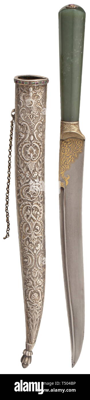 Die Osmanische Gold - mit Intarsien und Diamant-set Kard, 19. Leicht gebogene Klinge fullered wootz Damaskus auf der Rückseite auf beiden Seiten die Basis mit floral Gold Inlays und kalligrafische Kartusche auf der Vorderseite. Silber griff Ferrule, konische Jade Griff, der Knauf mit silber-set Diamanten und einen Rubin in der Mitte. Beide Seiten der silberne Schwertscheide wunderschön geprägte mit floralem Design, eine tughra Stempel auf der Rückseite (Mahmud II?). Das Medaillon mit set Rubine, Diamanten, Türkisen und Topase um den Umfang und die Anzeigen der Seite eingerichtet. Kurz si, Additional-Rights - Clearance-Info - Not-Available Stockfoto
