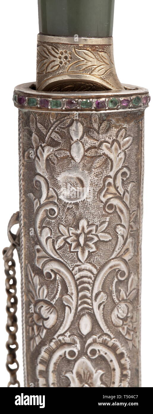 Die Osmanische Gold - mit Intarsien und Diamant-set Kard, 19. Leicht gebogene Klinge fullered wootz Damaskus auf der Rückseite auf beiden Seiten die Basis mit floral Gold Inlays und kalligrafische Kartusche auf der Vorderseite. Silber griff Ferrule, konische Jade Griff, der Knauf mit silber-set Diamanten und einen Rubin in der Mitte. Beide Seiten der silberne Schwertscheide wunderschön geprägte mit floralem Design, eine tughra Stempel auf der Rückseite (Mahmud II?). Das Medaillon mit set Rubine, Diamanten, Türkisen und Topase um den Umfang und die Anzeigen der Seite eingerichtet. Kurz si, Additional-Rights - Clearance-Info - Not-Available Stockfoto