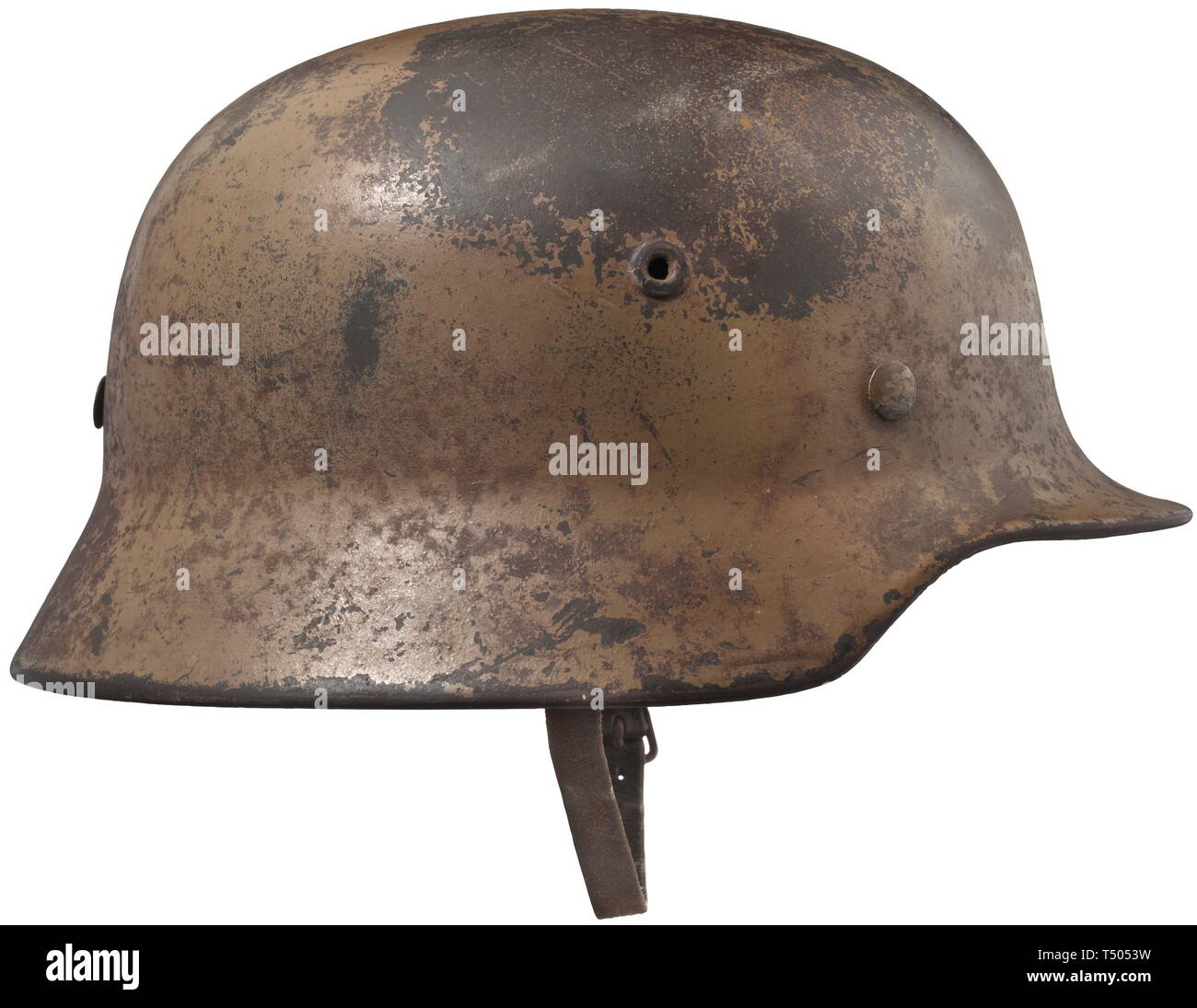 Ein stahlhelm M40 in das Feld 'umpftarnmarsh camouflage-graue Basis Farbe  mit Trikolore marsh Camouflage in hellem beige, rot-braun und grün. Die  linksseitige Eagle Shield erkennbar unter der Tarnung. Die shell eingeprägt  auf