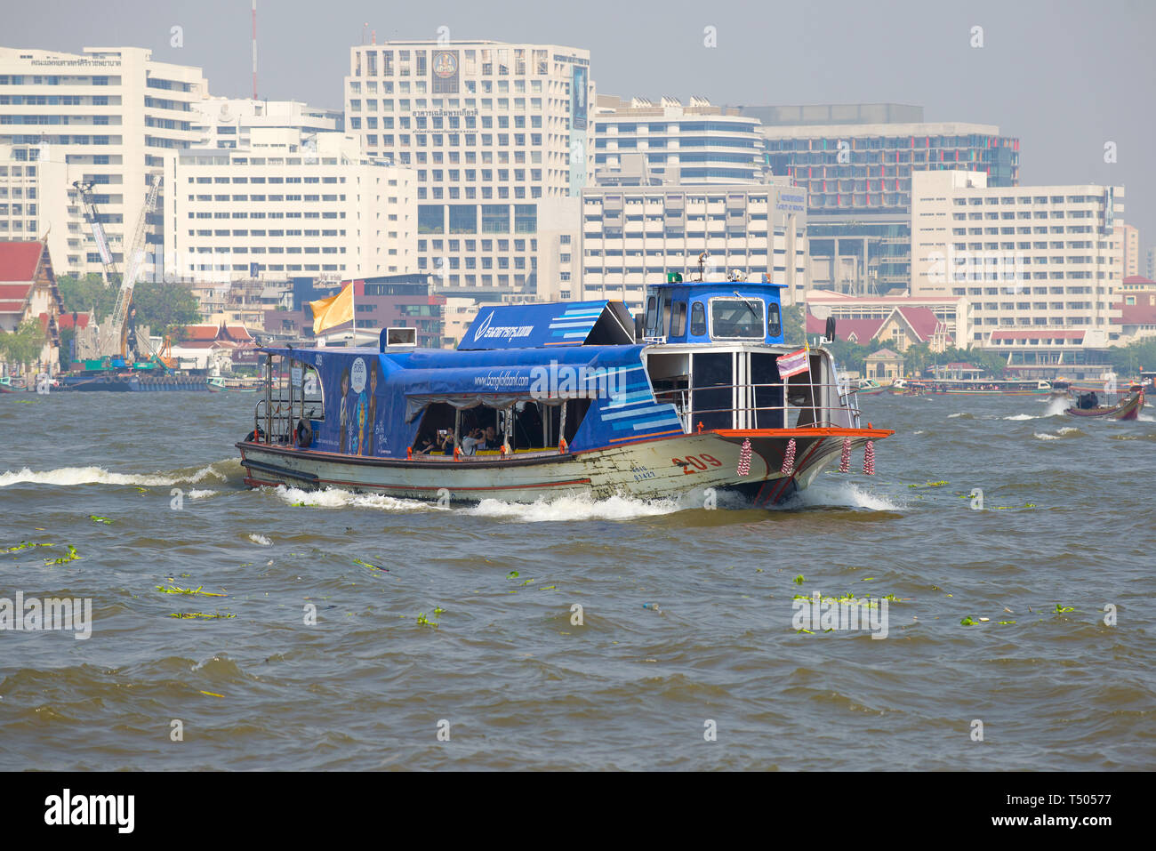 BANGKOK, THAILAND - 27. Dezember 2018: Pkw route Boot "Chao Phraya Express' vor dem Hintergrund der modernen Bangkok Stockfoto