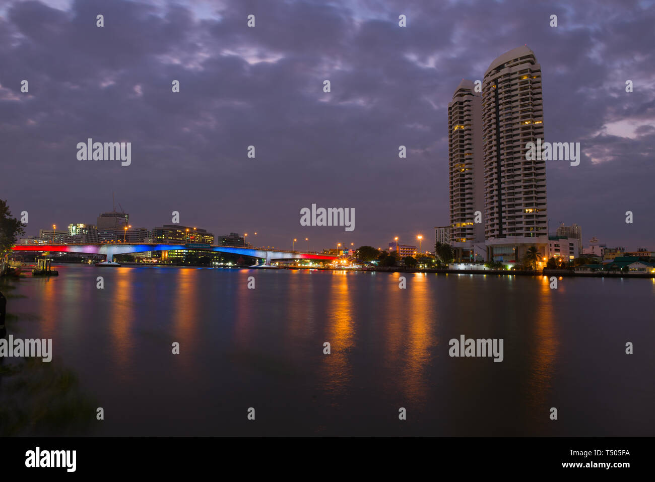 BANGKOK, THAILAND - 30. Dezember 2018: bewölkt Abend an der Phra Pin Klao Bridge Stockfoto