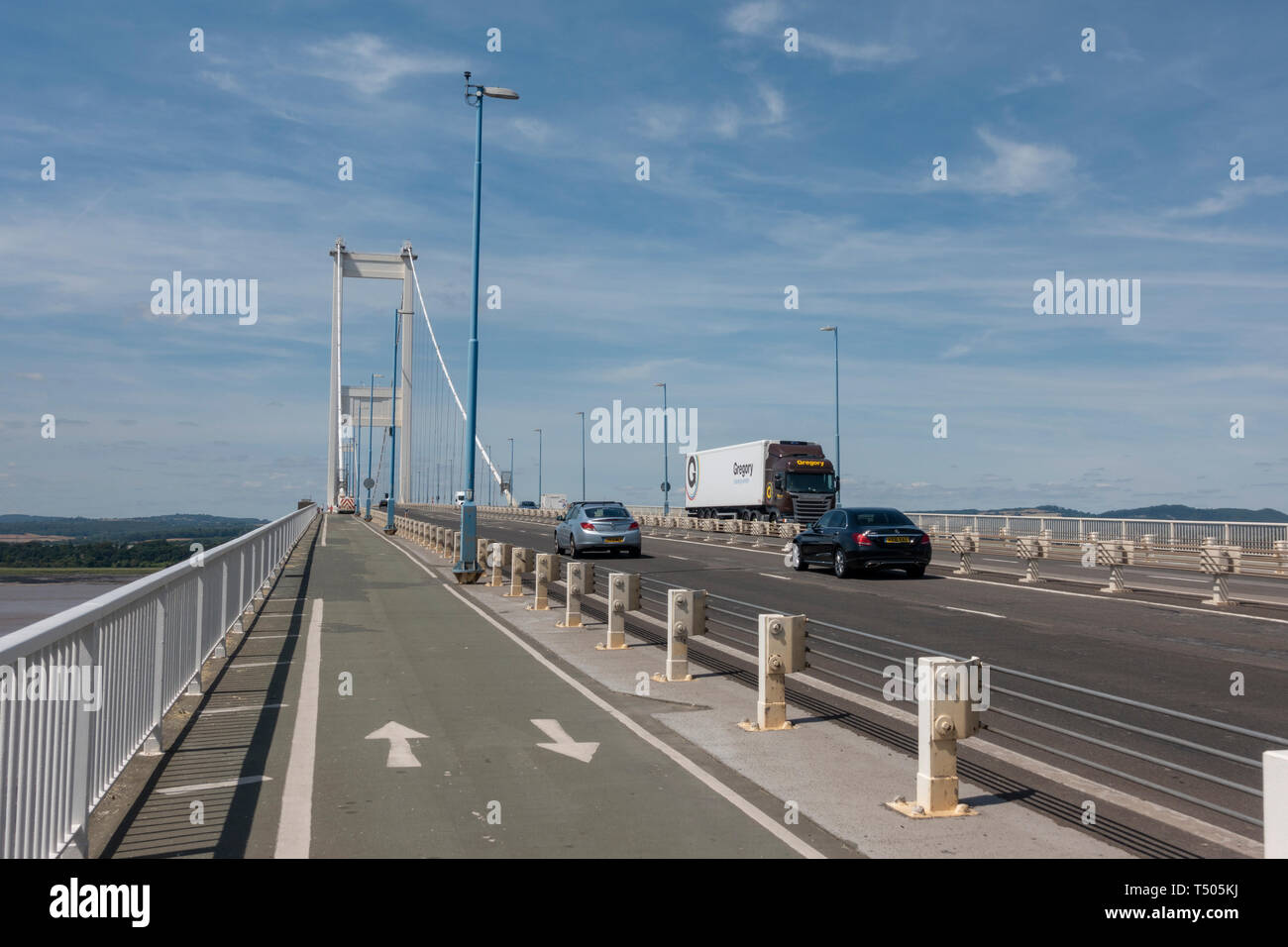 Der Radweg auf der Severn Bridge (M48) Blick nach Westen von England. Stockfoto