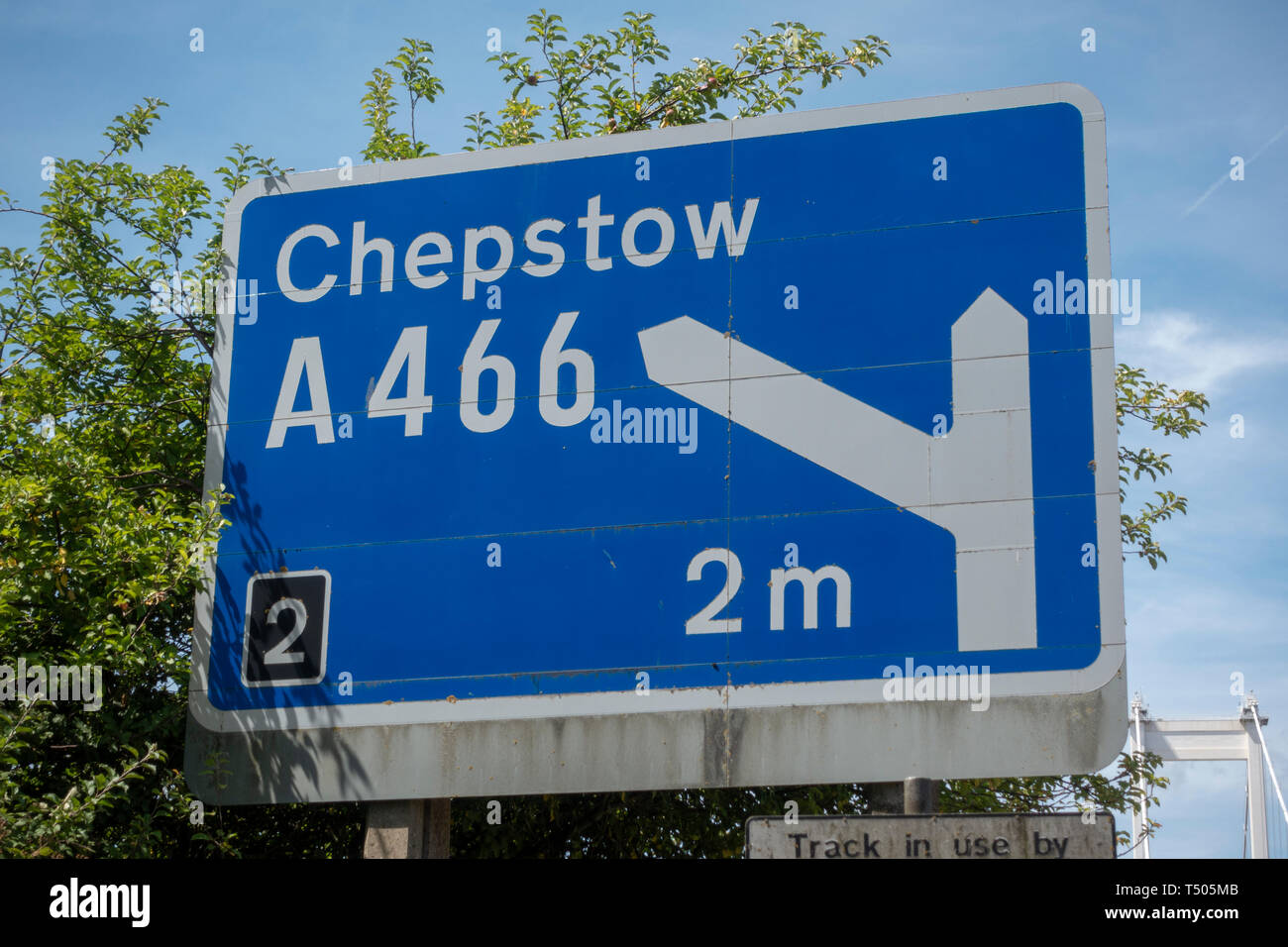 Eine typische Autobahn Schild zeigt eine Kreuzung in zwei Meilen existiert, neben der M48 Autobahn, Severn Bridge, England. Stockfoto