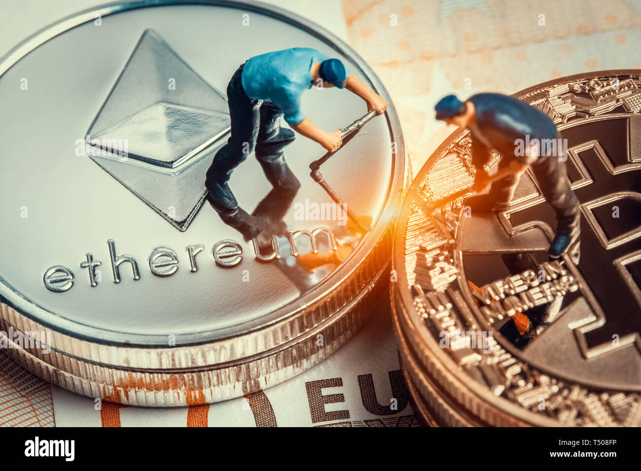 Makro Bergmann Figuren arbeiten auf Stapel bitcoin und des Astraleums auf Euro-banknoten gestellt. Virtuelle crypto Währung Bergbau und Handel Konzept Stockfoto