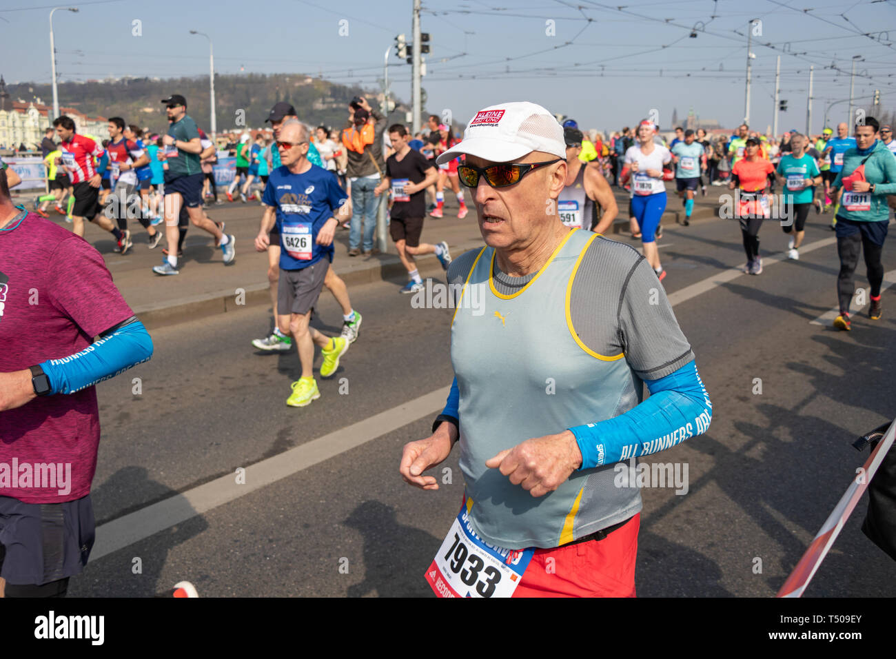 Prag, tschechische Republik - 6. APRIL 2019: Läufer im sportisimo Prag Halbmarathon teilnehmen Stockfoto