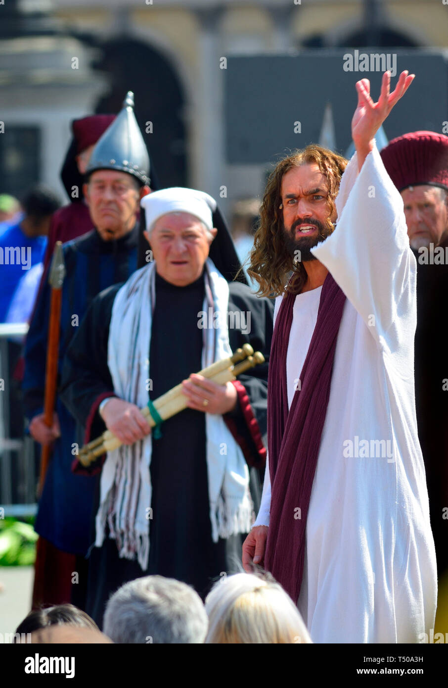 London, Großbritannien. 19. Apr 2019. Am Karfreitag, Tausende versammeln sich in Trafalgar Square die Passion Jesu durch die Wintershall Spieler Credit durchgeführt: PjrFoto/Alamy Leben Nachrichten ansehen Stockfoto